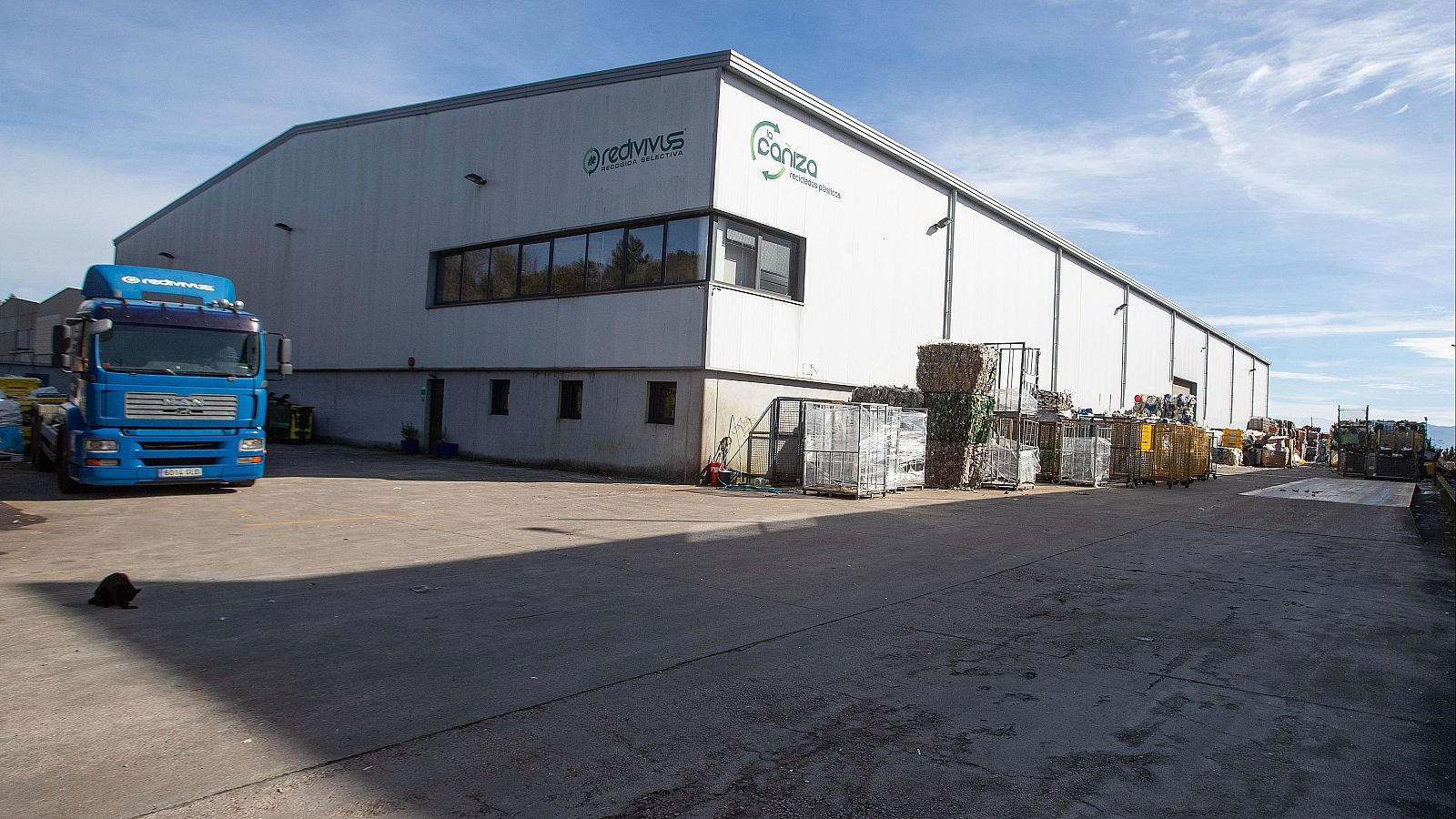 Dos muertos en un accidente en una planta de reciclaje de A Cañiza | Ver