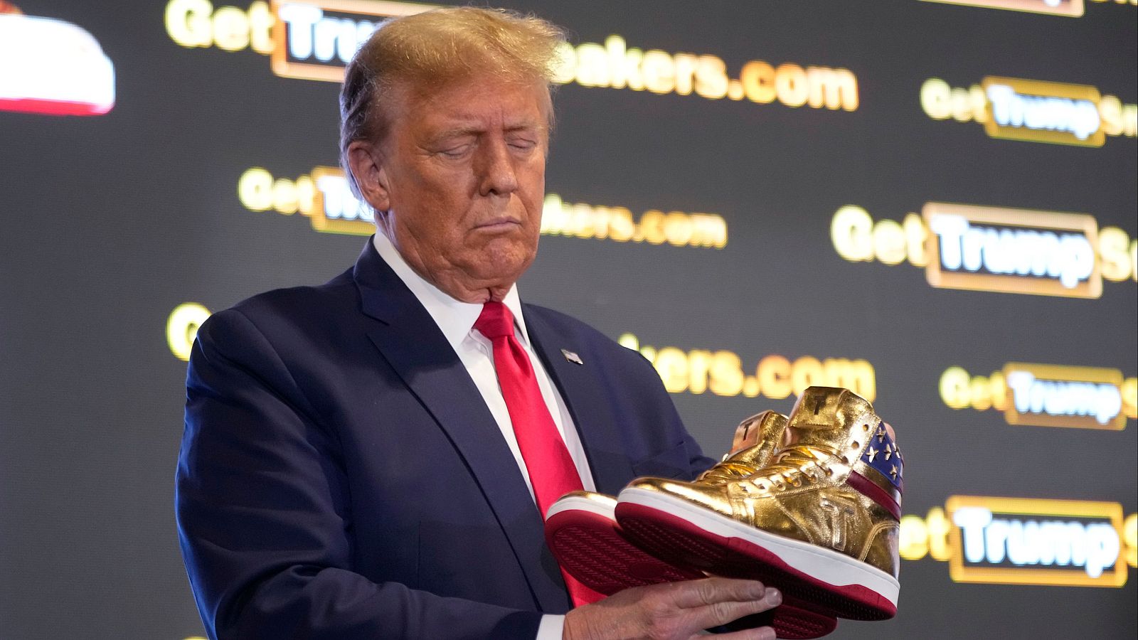Trump lanza sus propias zapatillas 'Never Surrender' - Informativo 24h | Ver