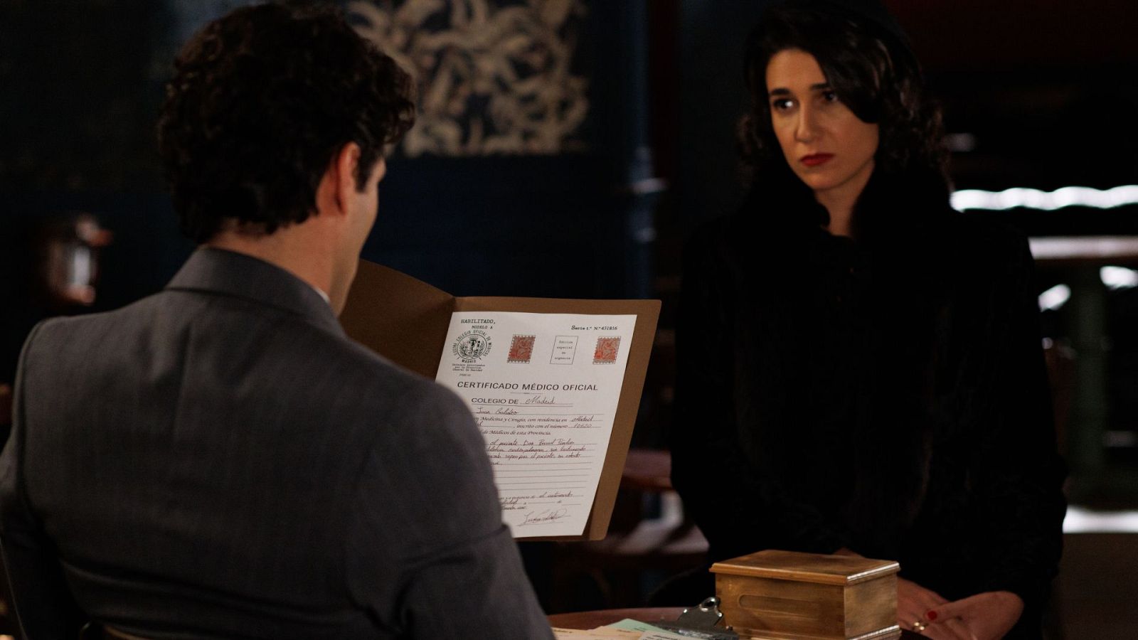 Carla le comunica a Íñigo que su padre está enfermo | Ver