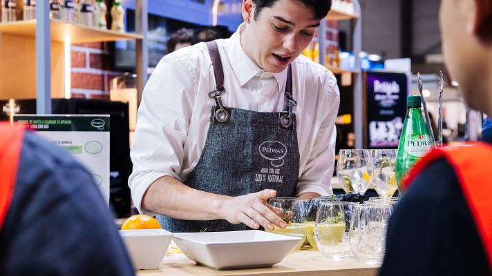 Telediario 1 - Bizcochos en cápsulas o robots cocteleros: la innovación tecnológica se cuela en el sector de la hostelería