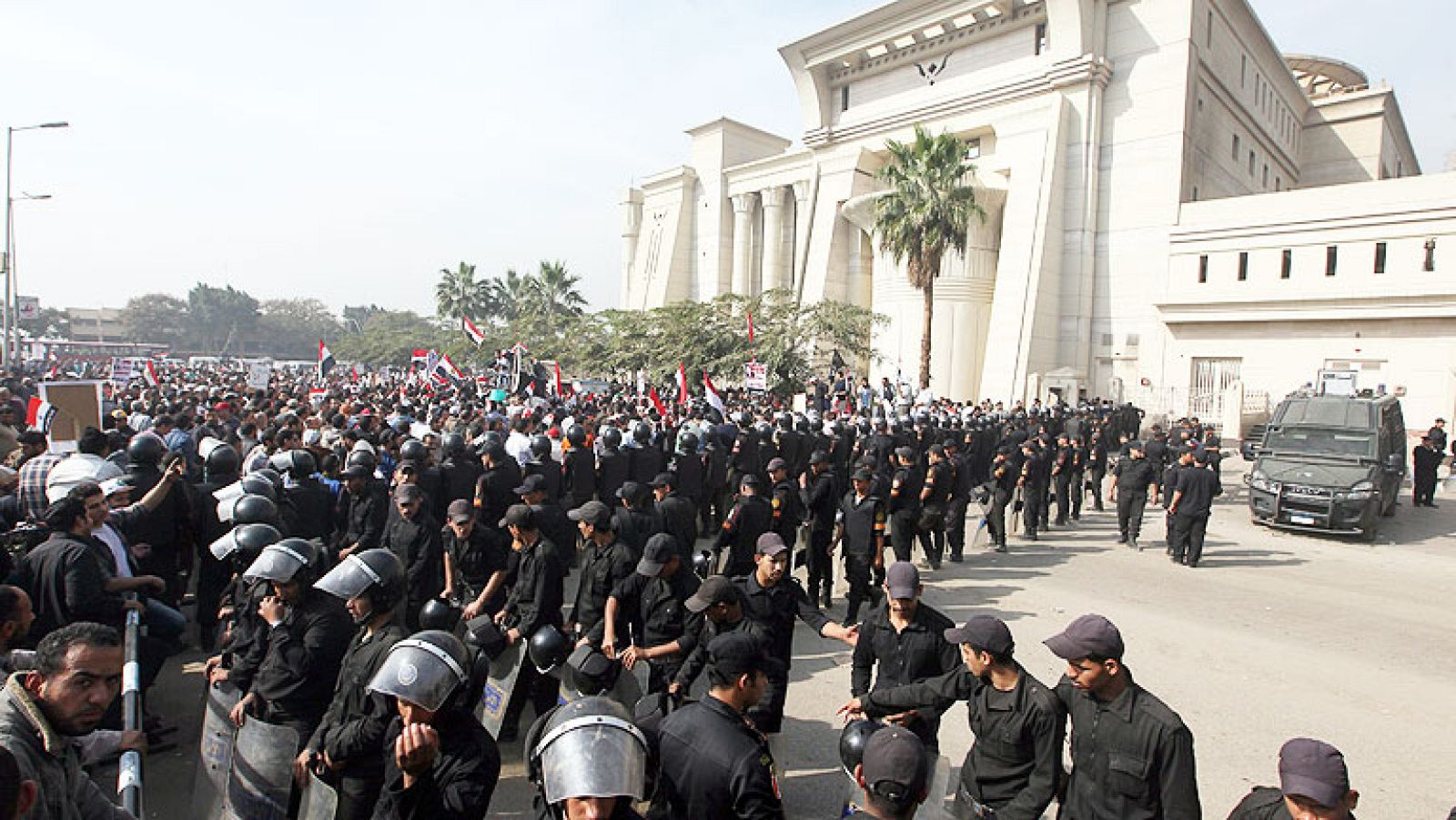 El Tribunal Constitucional egipcio, en huelga por la presión de los partidarios de Morsi | Ver
