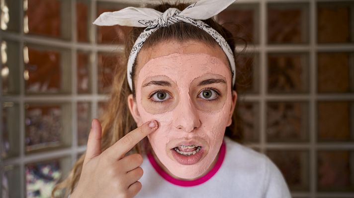 Telediario 1 - La moda de la cosmética comienza a obsesionar a generaciones cada vez más jóvenes en las redes sociales