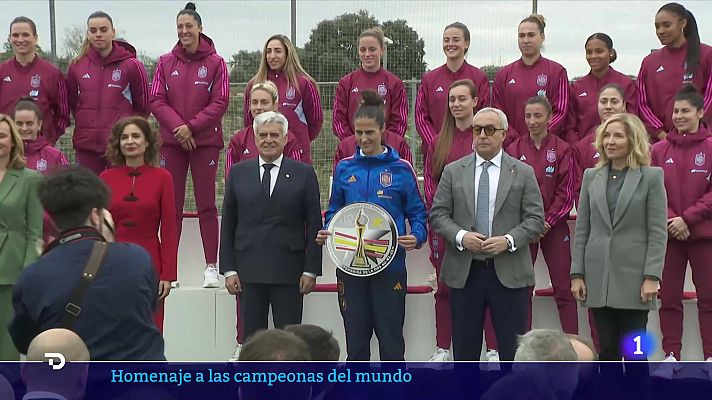 Telediario 1 - María Jesús Montero apoya a Jenni Hermoso en la presentación del sello de las Campeonas del Mundo