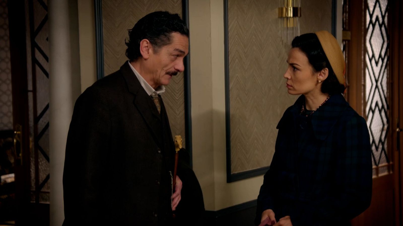 La Moderna: Teresa descubre a don Fermín jugando al póquer | Ver