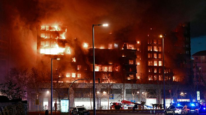 Incendio en Valencia: Las llamas devoran un edificio de viviendas de 14 plantas