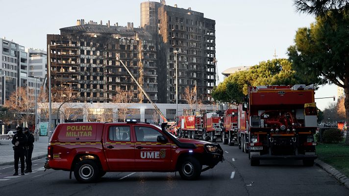 Los bomberos y la UME siguen las tareas tras quedar sofocadas las llamas del incendio en Valencia