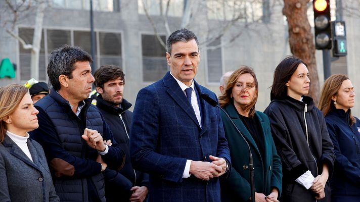 El presidente del Gobierno, Pedro Sánchez, en el incendio de Valencia.