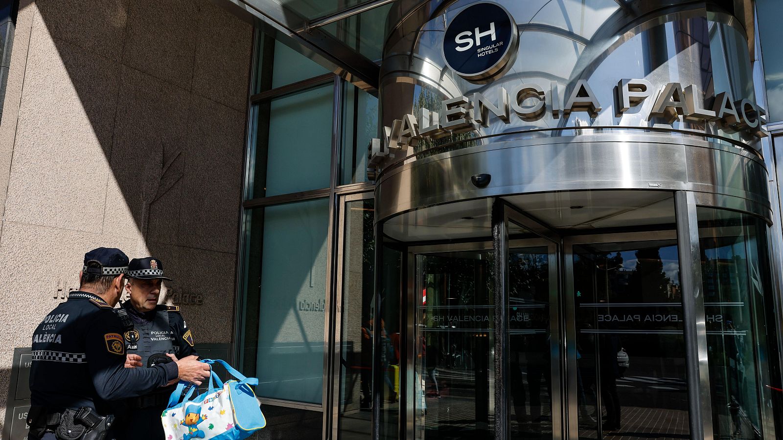 Los vecinos afectados por el incendio en Valencia han sido realojados en hoteles | Ver