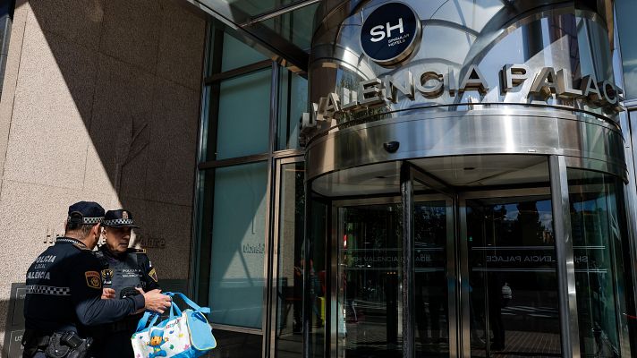 Telediario 1 - Los vecinos afectados por el incendio de Valencia han pasado la noche en hoteles cercanos de la zona