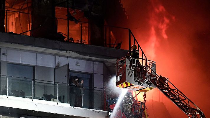 Telediario 1 - Los bomberos rescatan a dos personas de su balcón en el incendio de Valencia