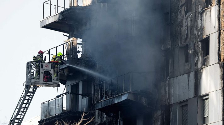Telediario 2 - Los vecinos y familiares están consternados tras el balance de víctimas del edificio incendiado en Valencia