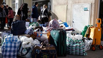 La ola de solidaridad vecinal se convierte en el principal motor de ayuda tras el incendio en Valencia