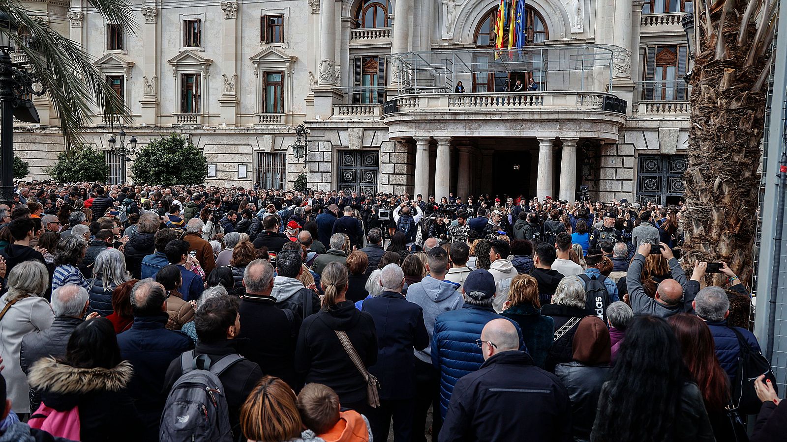 Ascienden a diez los muertos en el incendio del edificio de Valencia | Ver