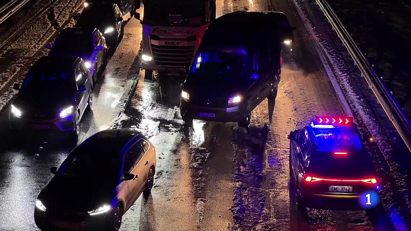 Una forta calamarsada obliga a tallar l'AP7 i a la C-25 - L'Informatiu | Ver