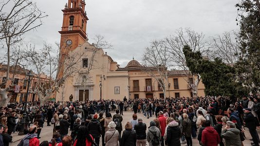 Los vecinos homenajean a los muertos en el incendio de Valencia: "Estamos muy afligidos"