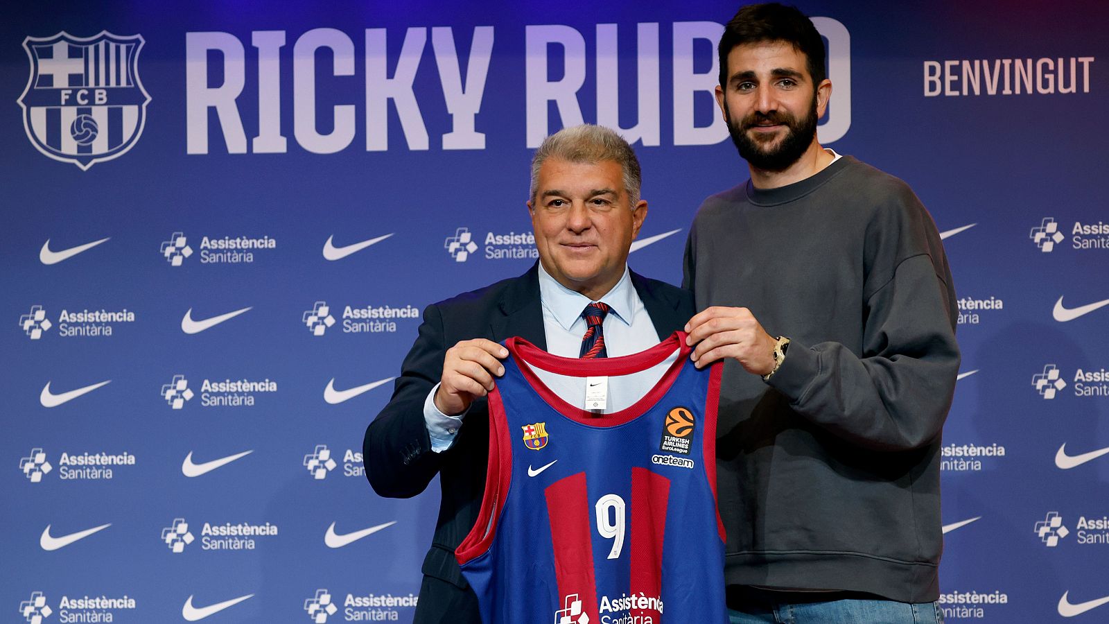 Ricky Rubio es presentado con el FC Barcelona y luce camiseta | Ver