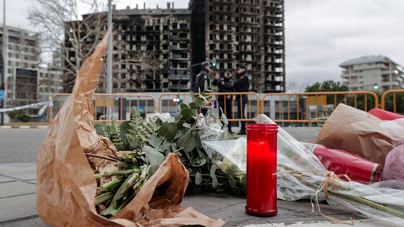 Los vecinos vuelven al edificio incendiado en Valencia para recoger sus pertenencias