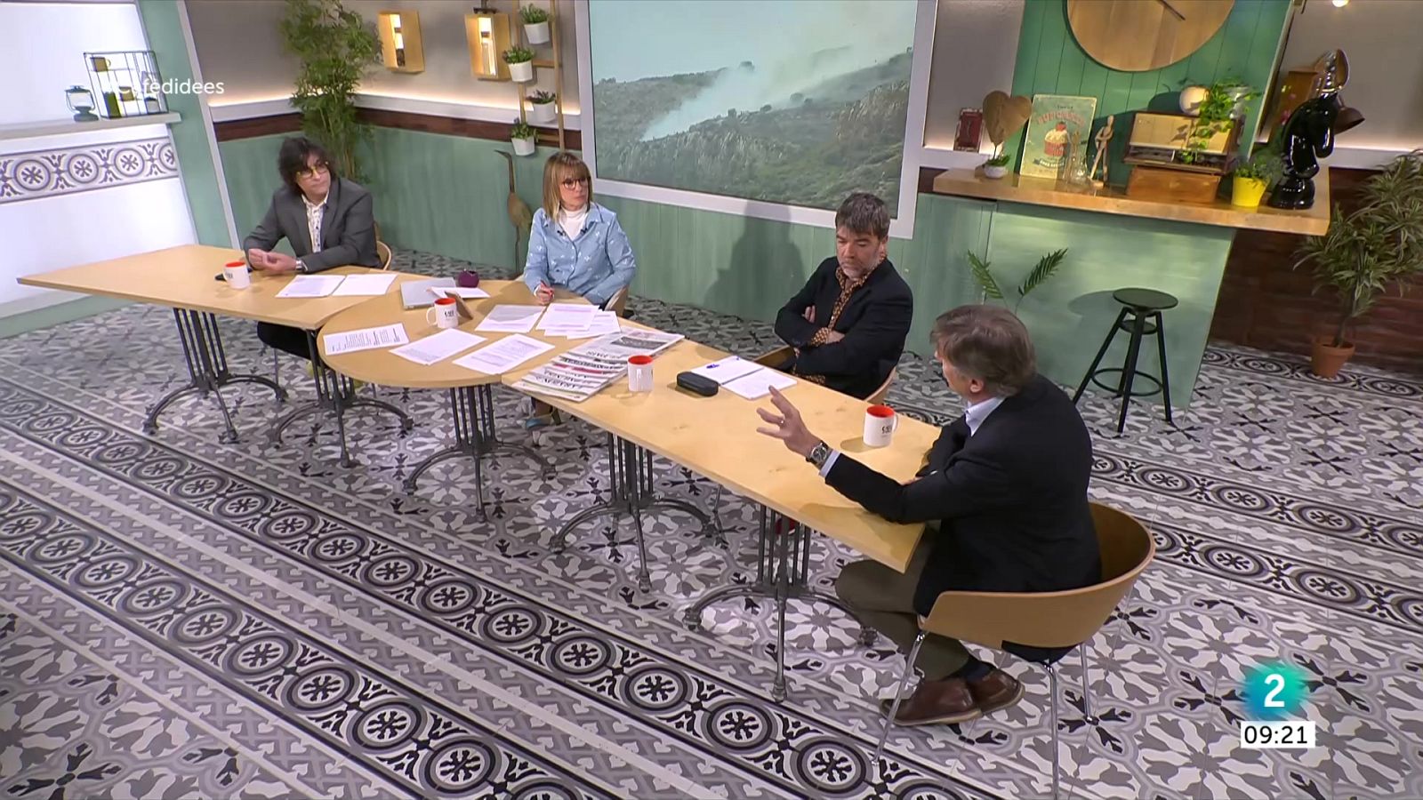 Gemma Nierga entrevista Carme i Merçona Puig Antich, i Manuel Huerga. Parlem de la campanya d'incendis amb Joan Delort. I de l'acord Govern-PSC pels comptes