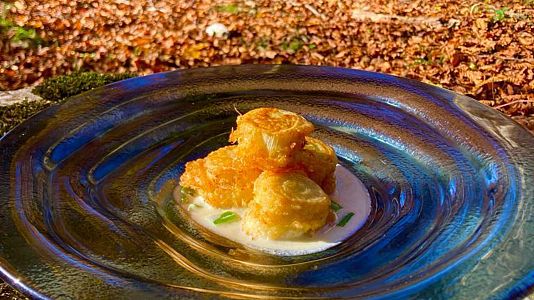 Receta de puerros rebozados con salsa de queso azul de la chef Aizpea Oihaneder
