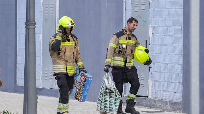 Telediario 1 - Los bomberos rescatan las pocas pertenencias que quedan del incendio de Valencia