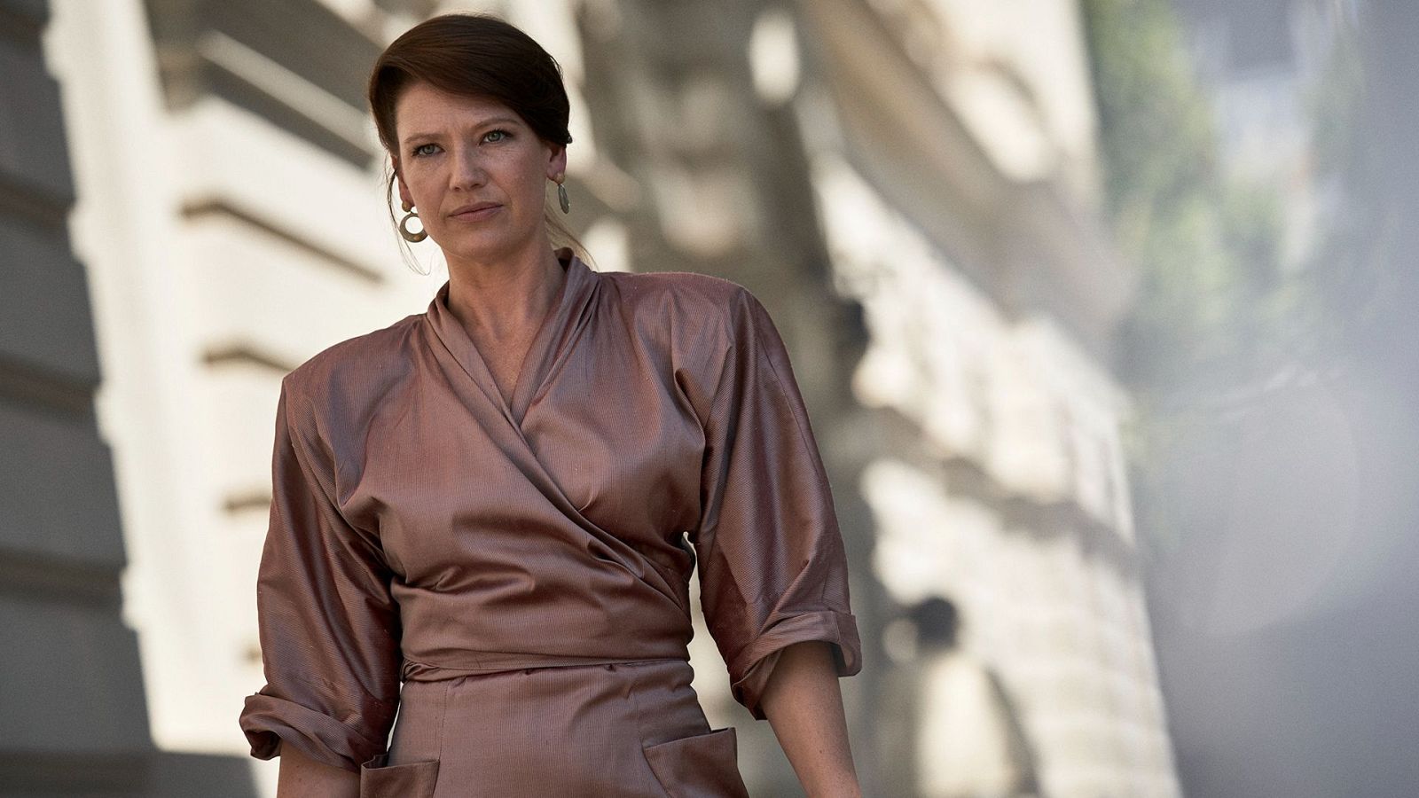 The newsreader - Temporada 1 - Episodio 3: Una rebeca blanca - Ver ahora