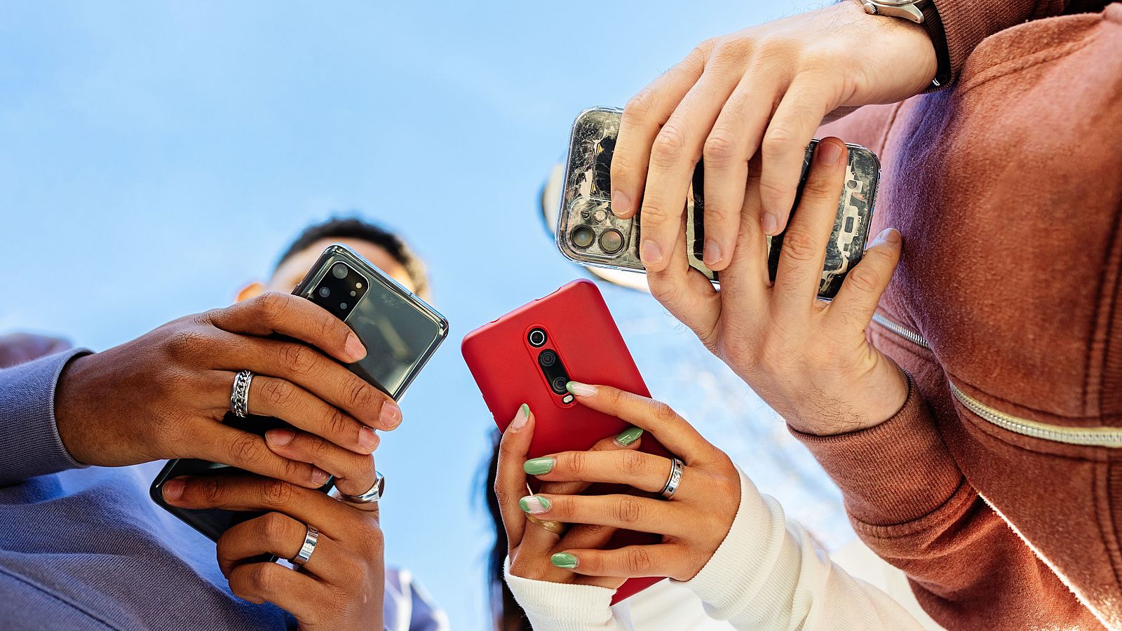 El 50% de los jóvenes creen que abusan de Internet | Ver