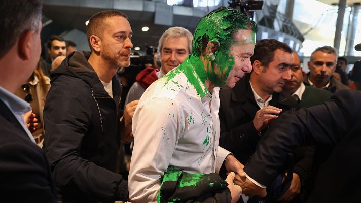 Telediario 1 - Activistas climáticos arrojan pintura a uno de los candidatos a las elecciones portuguesas