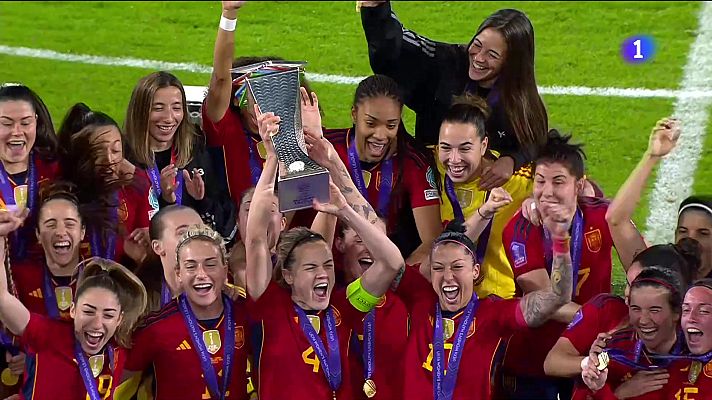 Fútbol - España levanta al cielo el trofeo de Campeonas de la Nations League