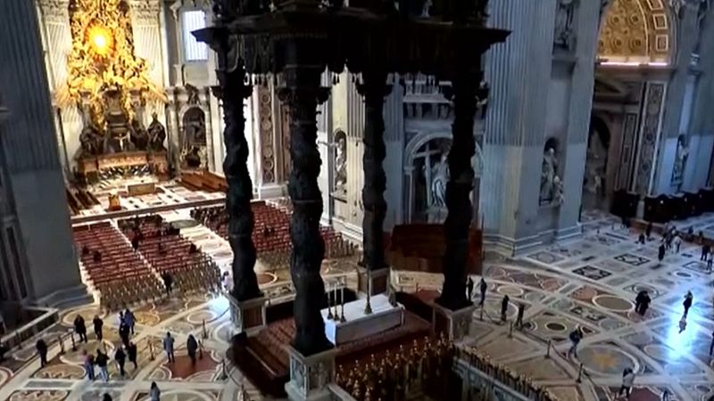 El Vaticano restaura el Baldaquino de Bernini en San Pedro por el Jubileo de 2025 | Ver