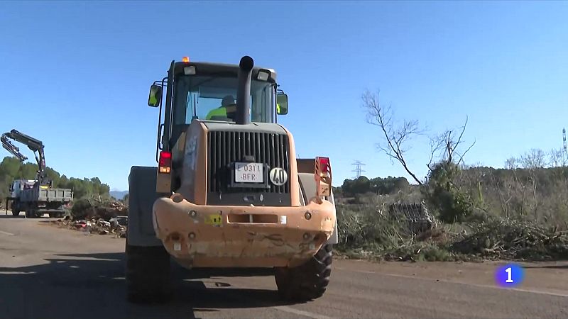 Els pagesos aixequen els talls a l'AP-7 i N-II a Pontós (Girona) - L'Informatiu | Veure