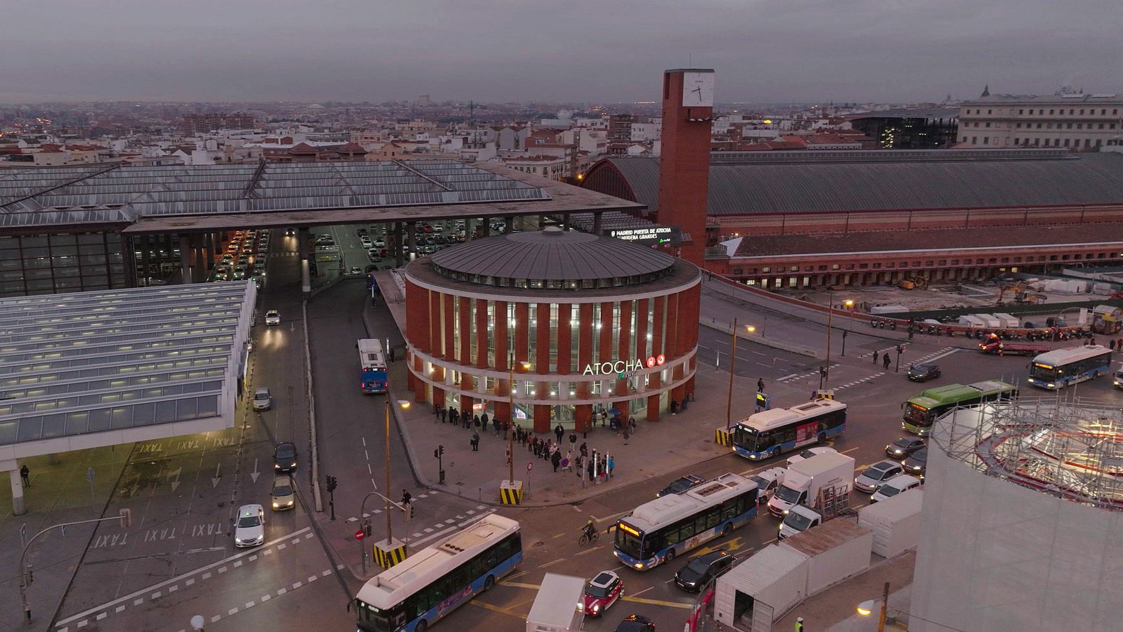 En portada viaja entre el pasado y el presente del peor atentado que sufre Europa en este siglo. Estreno, el 3 de marzo en RTVE Play.