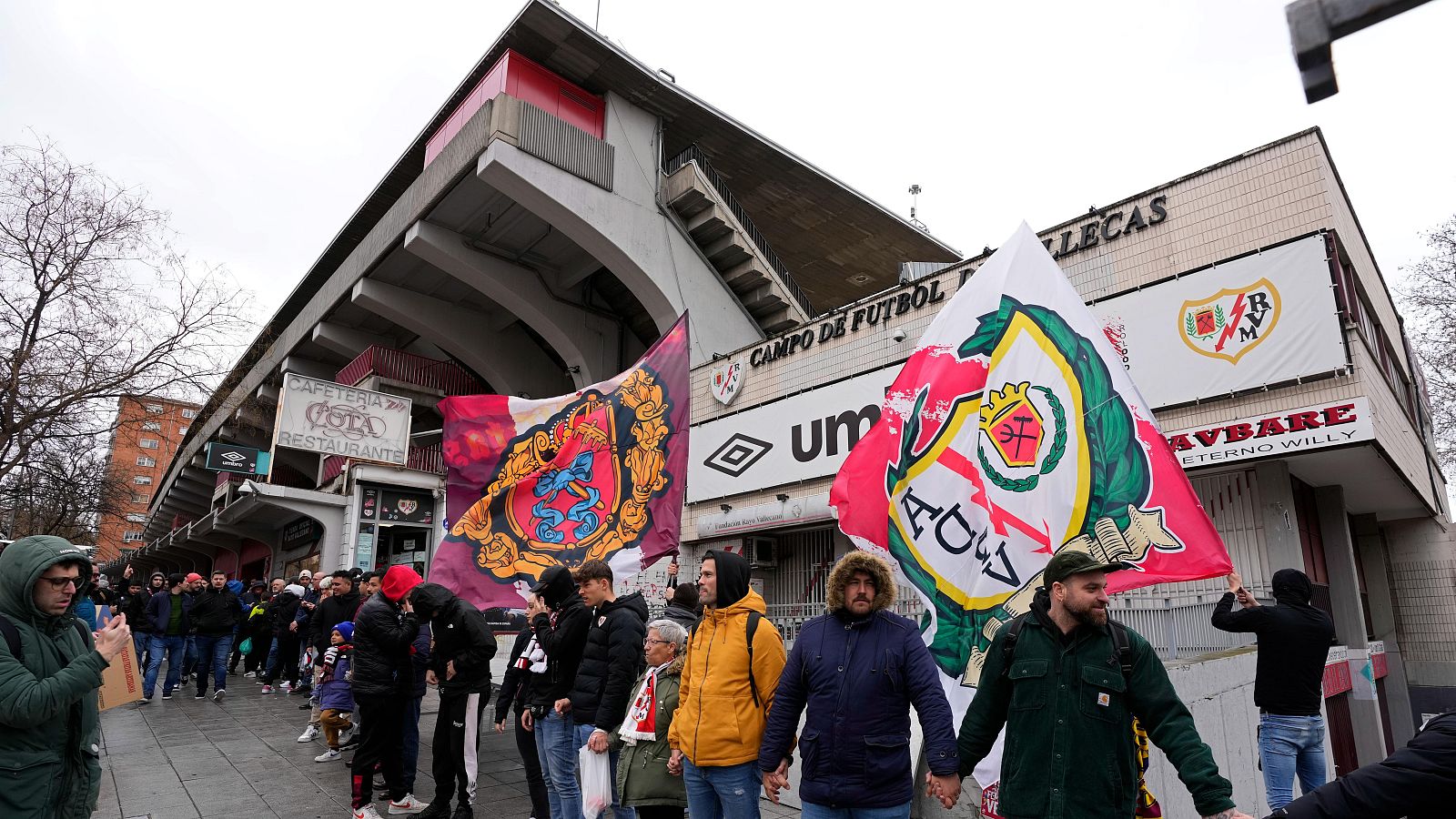 Una cadena humana pide que el campo del Rayo se quede en Vallecas - Fútbol | Ver