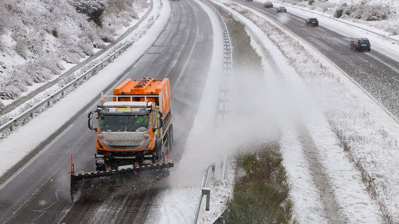 El temporal de nieve complica la circulaci�n en carreteras de Madrid, Castilla y Le�n, Asturias y Arag�n