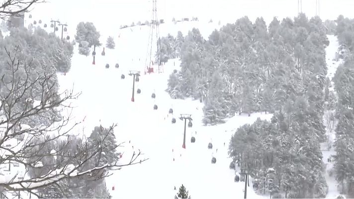 L'Informatiu - Un metre i mig de neu a les pistes d'esquí després la nevada d'aquest diumenge