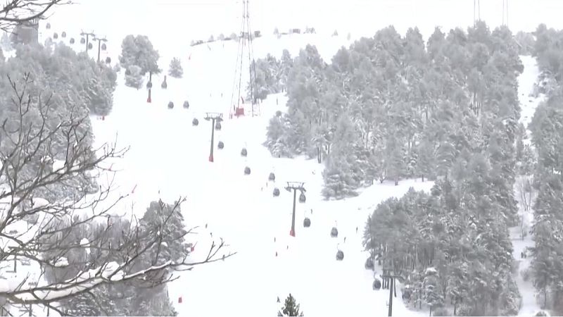 Un metre i mig de neu a les pistes d'esquí després la nevada - L'Informatiu | Ver
