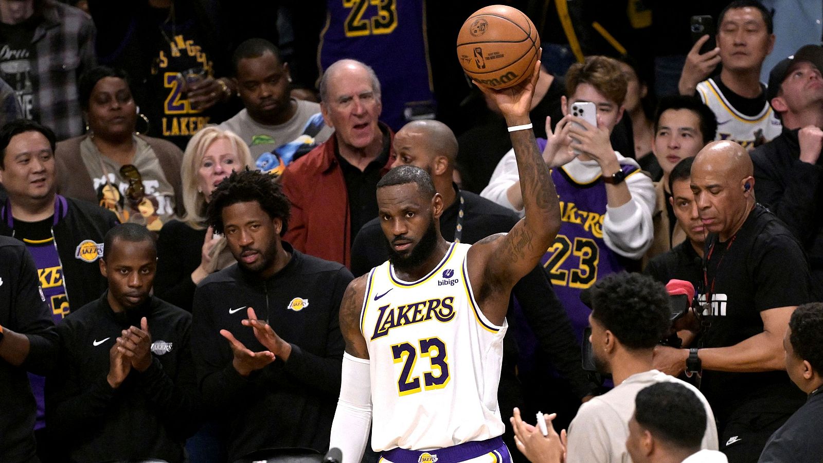 LeBron James hace historia al alcanzar los 40.000 puntos en la NBA | Ver