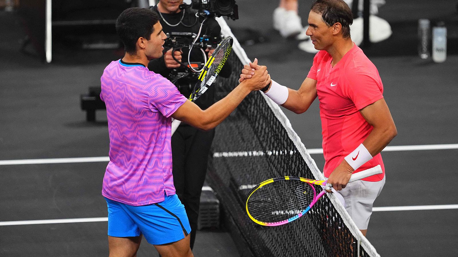 Alcaraz remonta y gana a Nadal en su exhibición en Las Vegas | Ver