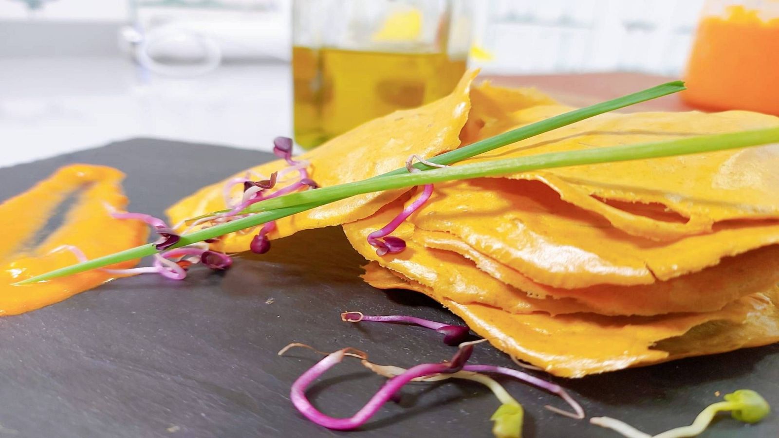 Receta de tortitas crujientes de boquerones y paté de tomate - Saber vivir | Ver