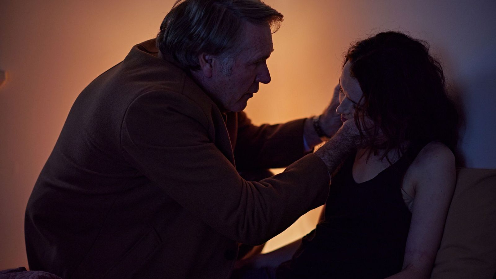 The newsreader - Temporada 2 - Episodio 3: Codicia y miedo - Ver ahora