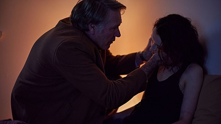 The Newsreader - Codicia y miedo