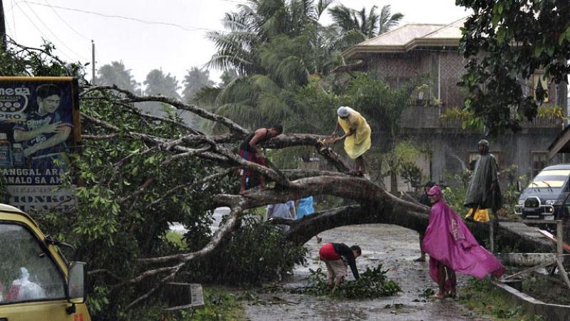 El tifón Bopha golpea Filipinas y obliga a evacuar a miles de personas
