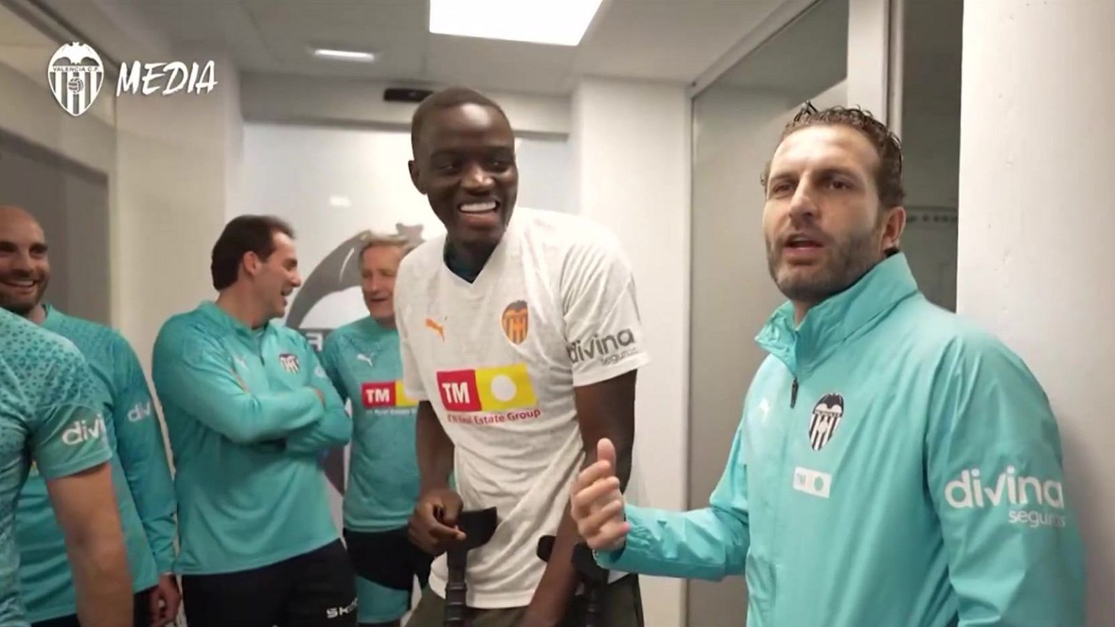 Diakhaby visita a sus compañeros del Valencia antes de ser operado | Ver
