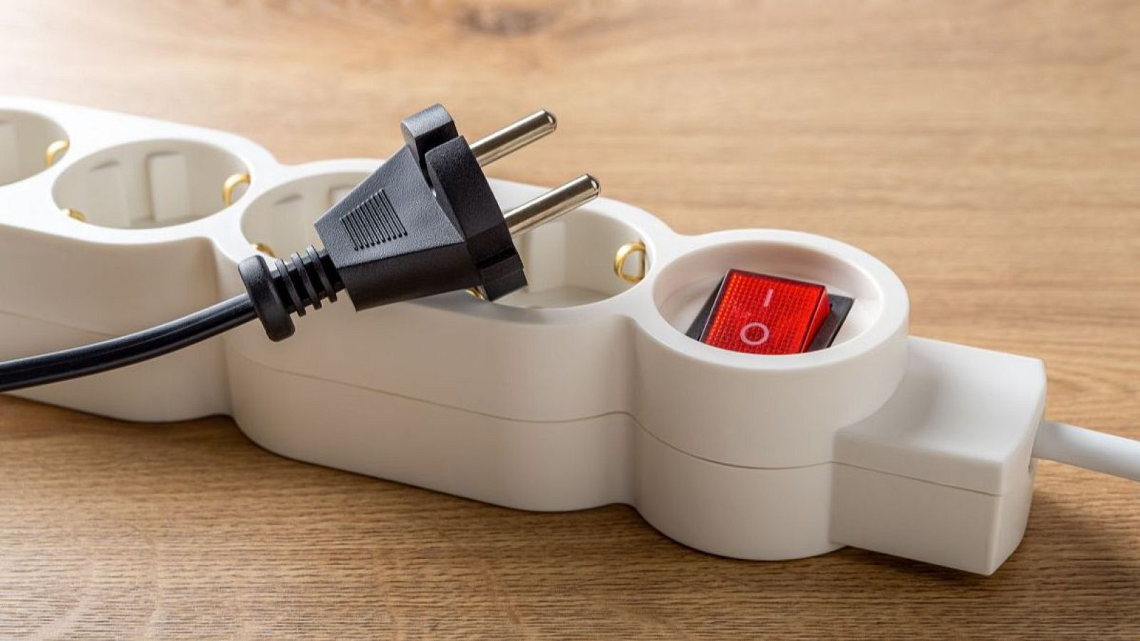 Cómo evitar los incendios por sobrecarga en los echufes | Ver