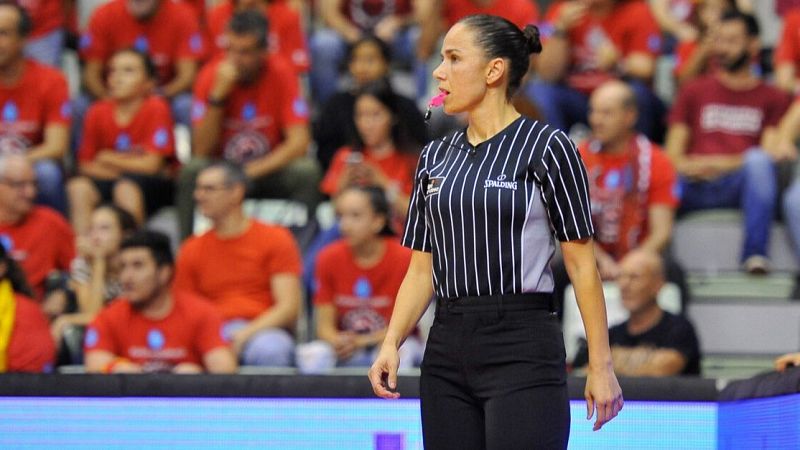 Esperanza Mendoza, árbitra ACB de baja por maternidad - Baloncesto en RTVE | Ver