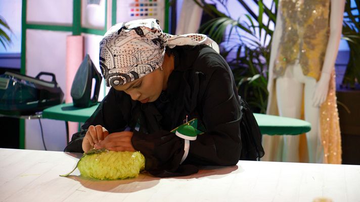 Maestros de la costura - Mima demuestra su pasión por la música cantando un tema de Adele