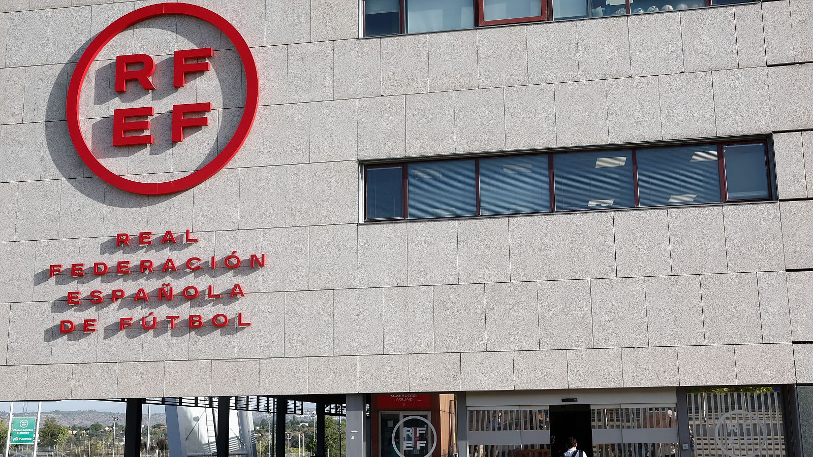 El Ministerio de Trabajo sanciona por incumplir las medidas de igualdad - Telediario 1 | Ver