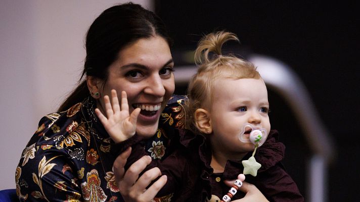 Marta Xargay, que decidió ser madre tras retirarse del baloncesto, junto a su hija Ruby