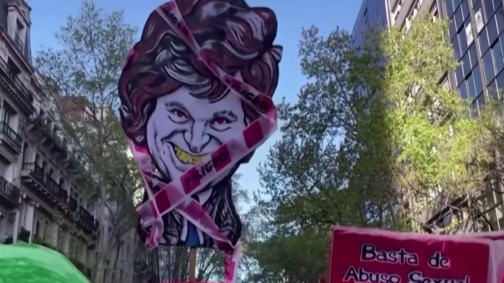 Telediario 1 - Organizaciones feministas se movilizan contra las políticas antigualitarismo de Javier Milei