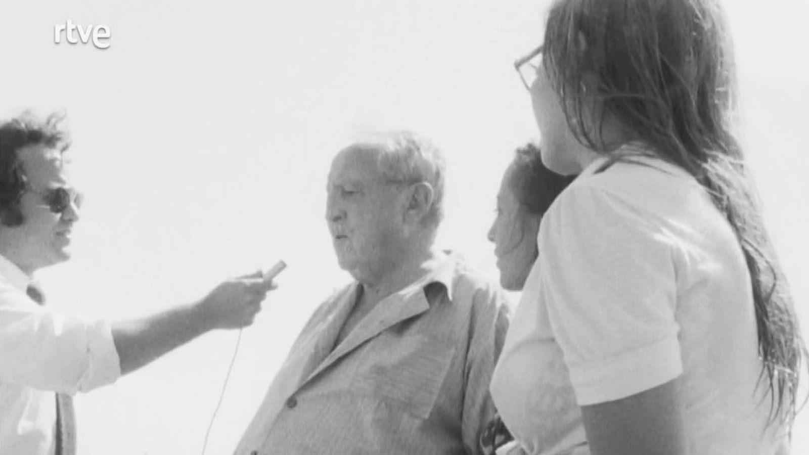 Sobre el terreno - Santiago Bernabéu opina sobre los biquinis y el futbol femenino - Sobre el terreno (1974-1981) | Ver