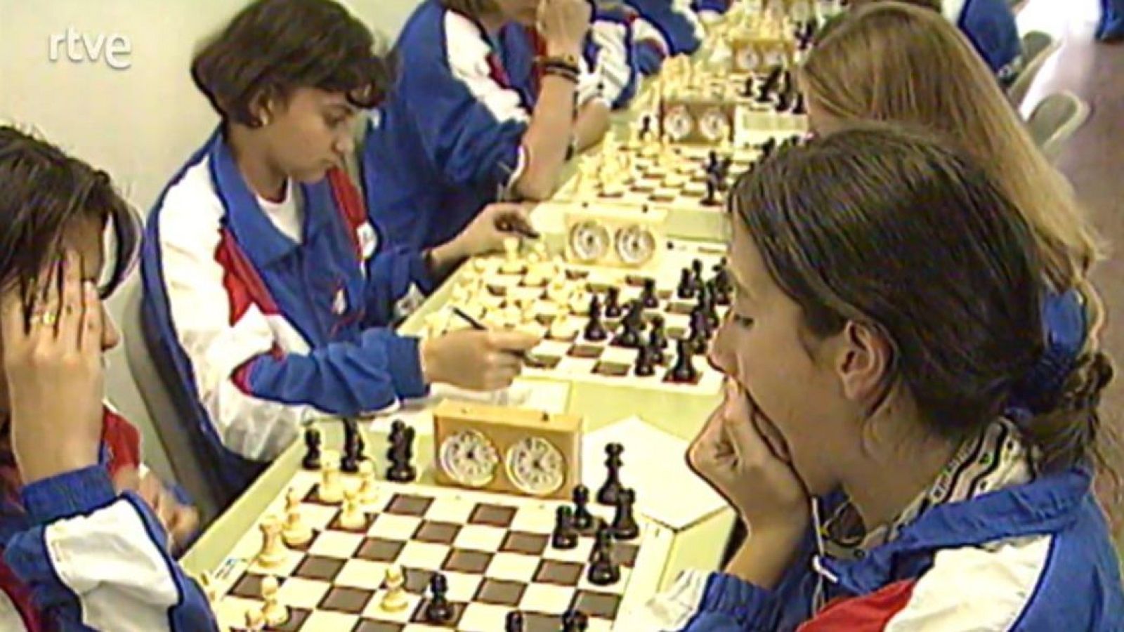 Línea 900 - Mujer y deporte, balones fuera - Línea 900 | Ver